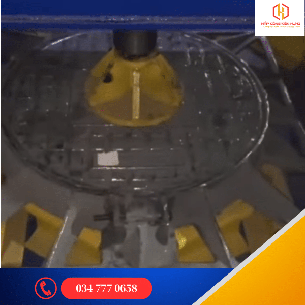 QUY TRÌNH SẢN XUẤT NẮP CỐNG BẰNG GANG TẠI KIẾN HƯNG: CHUẨN XÁC TRONG TỪNG CÔNG ĐOẠN 7 ép tải nội bộ