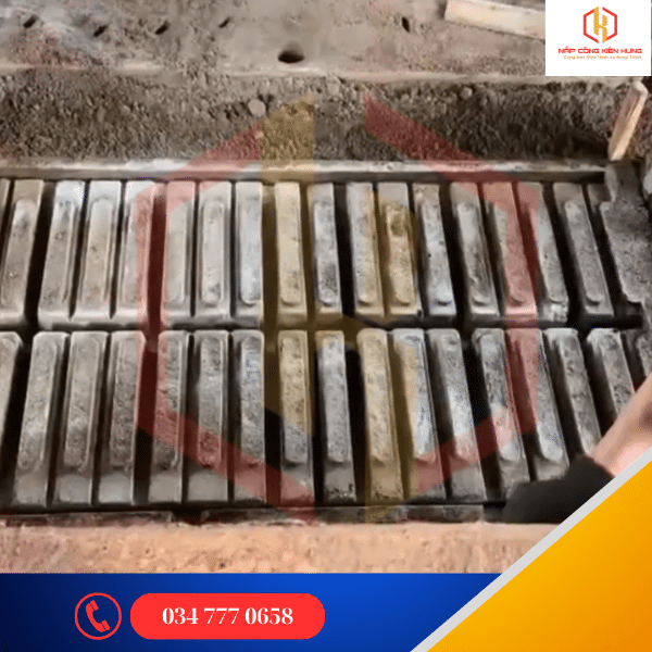 QUY TRÌNH SẢN XUẤT NẮP CỐNG BẰNG GANG TẠI KIẾN HƯNG: CHUẨN XÁC TRONG TỪNG CÔNG ĐOẠN 4 Tạo khuôn trên nền cát